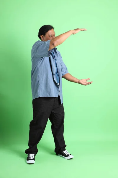Ενήλικες Υπέρβαροι Ασιάτης Άνδρας Στέκεται Στο Πράσινο Φόντο — Φωτογραφία Αρχείου