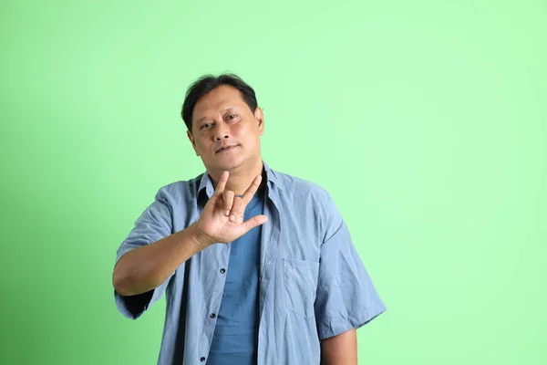 Talet Vuxen Överviktig Asiatisk Man Står Den Gröna Bakgrunden — Stockfoto