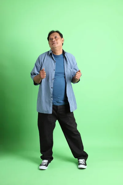 Der Erwachsene Übergewichtige Asiatische Mann Der 40Er Jahre Steht Auf — Stockfoto