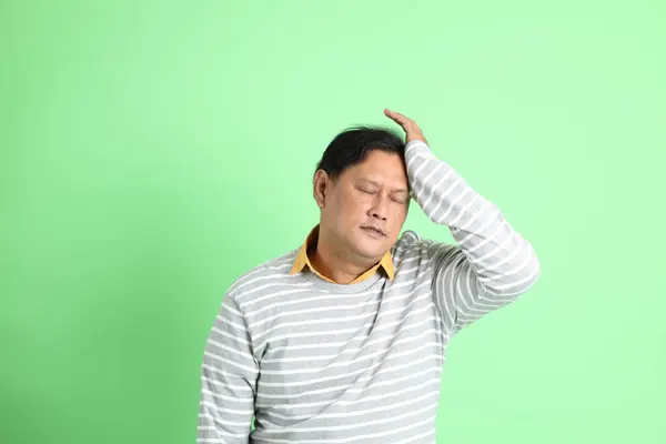 Erne Voksen Overvægtig Asiatisk Mand Stående Den Grønne Baggrund - Stock-foto
