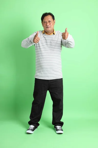 Der Erwachsene Übergewichtige Asiatische Mann Der 40Er Jahre Steht Auf — Stockfoto
