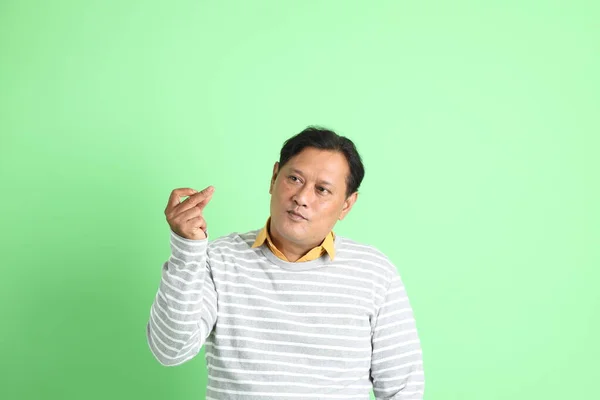Jaren Volwassen Overgewicht Aziatische Man Staan Groene Achtergrond — Stockfoto