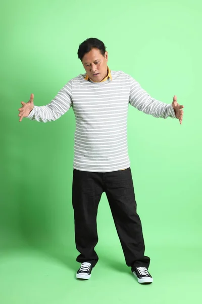 Los Años Adulto Sobrepeso Asiático Hombre Pie Sobre Fondo Verde — Foto de Stock