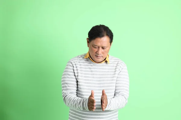 Gli Anni Adulto Sovrappeso Asiatico Uomo Piedi Sullo Sfondo Verde — Foto Stock