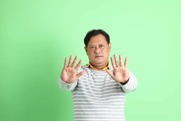40S Dospělý Nadváha Asiat Muž Stojící Zeleném Pozadí — Stock fotografie