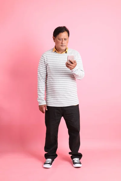 Los Años Adulto Sobrepeso Asiático Hombre Pie Sobre Fondo Rosa — Foto de Stock