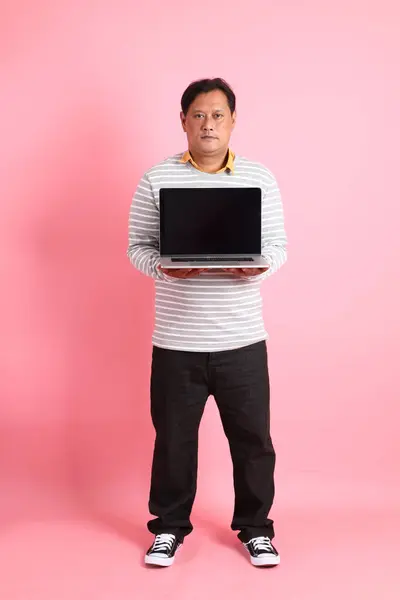 40大人太りすぎアジアの男立ち上のピンクの背景 — ストック写真