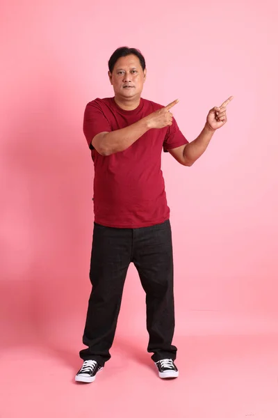 Talet Vuxen Överviktig Asiatisk Man Står Den Rosa Bakgrunden — Stockfoto