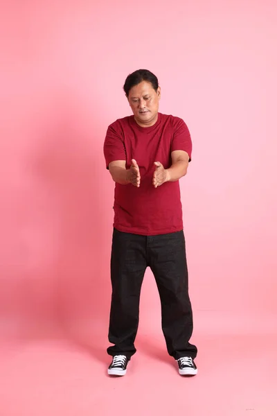 Jaren Volwassen Overgewicht Aziatische Man Staan Roze Achtergrond — Stockfoto