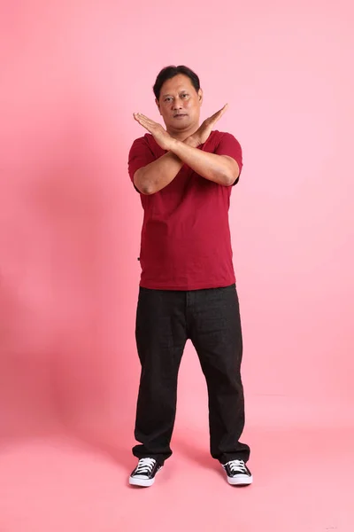 40大人太りすぎアジアの男立ち上のピンクの背景 — ストック写真