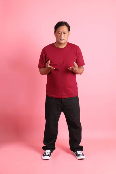 Yaşların Aşırı Kilolu Asyalı Erkeği Pembe Arka Planda Duruyor — Stok fotoğraf