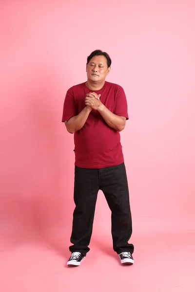 Yaşların Aşırı Kilolu Asyalı Erkeği Pembe Arka Planda Duruyor — Stok fotoğraf