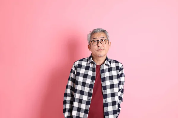 Jaren Volwassen Aziatische Man Stnading Roze Achtergrond Met Casual Kleding — Stockfoto