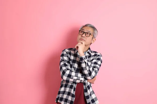 40S Adulto Asiatico Uomo Stnading Rosa Sfondo Con Casual Abiti — Foto Stock