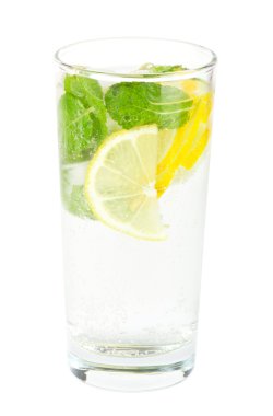 Club soda limon ve beyaz izole mintt