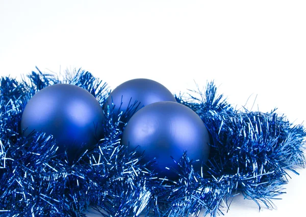 Blaue Weihnachtskugeln auf weiß — Stockfoto