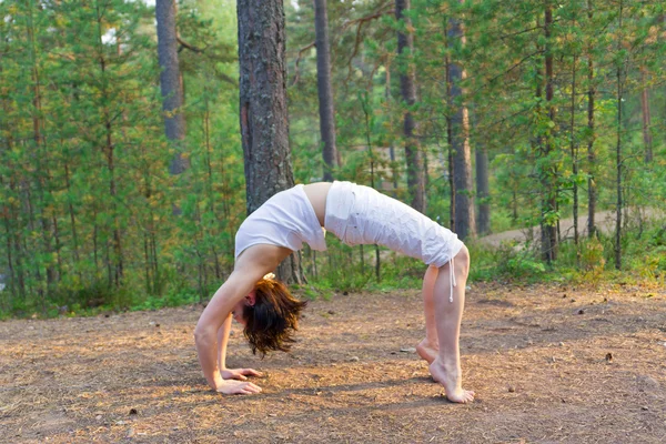 Femme dans la pose d'arc de yoga — Photo