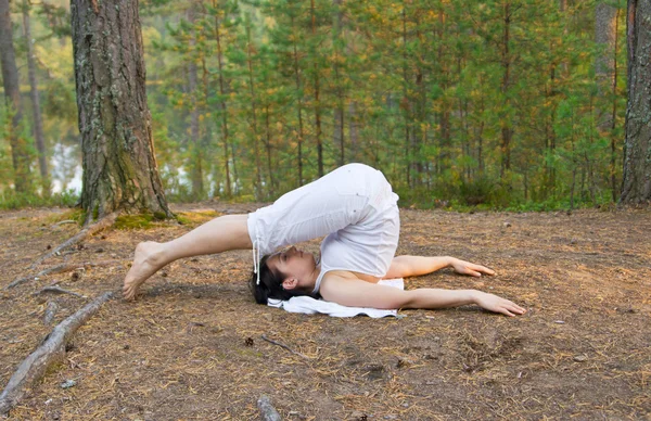 Femme dans la pose de charrue de yoga — Photo