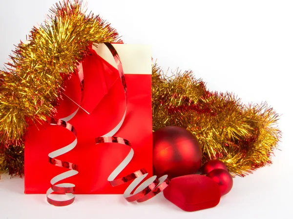 beyaz üzerine kırmızı yılbaşı hediyeleri