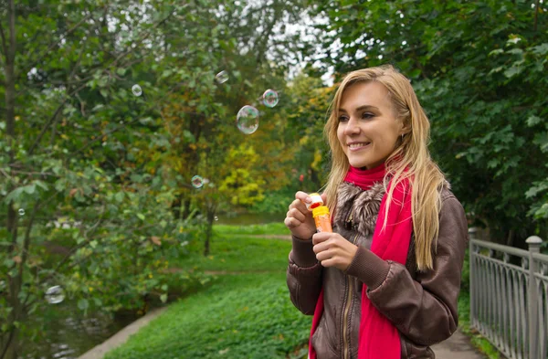 Woman blowing bubbles — Stock Photo, Image