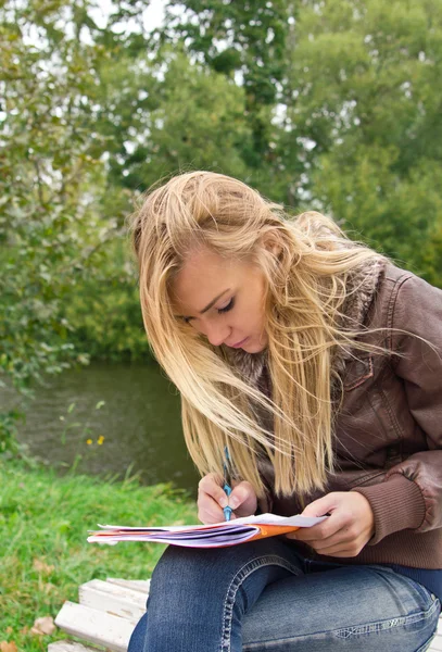 Donna che scrive nel parco — Foto Stock