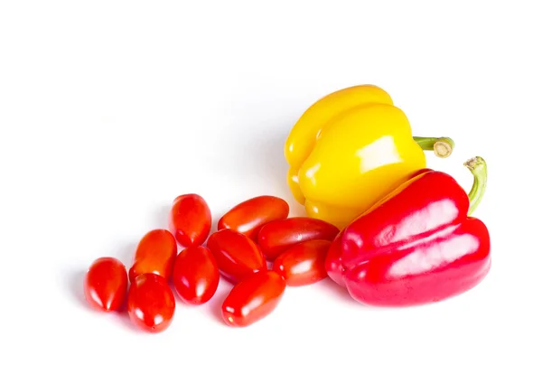 Pimientos amarillos y rojos con tomates cherry sobre blanco — Foto de Stock