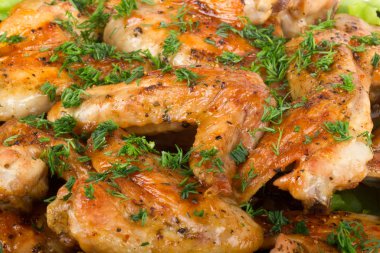 Kızarmış tavuk kanadı.