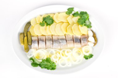 ringa balığı filetosu patates ve soğan bir plaka üzerinde bir kısmını