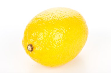 Beyaz arkaplanda taze limon