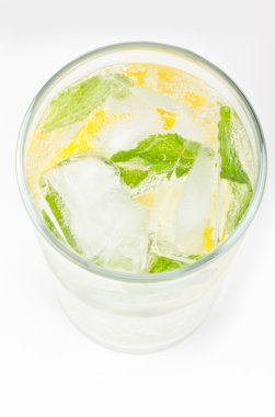 Nane ve limon ile maden suyu tozu