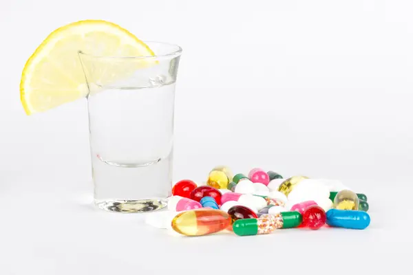 Alkohol und Medikamente auf weiß — Stockfoto