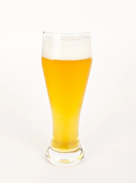 Un vaso de cerveza sin filtrar sobre blanco —  Fotos de Stock