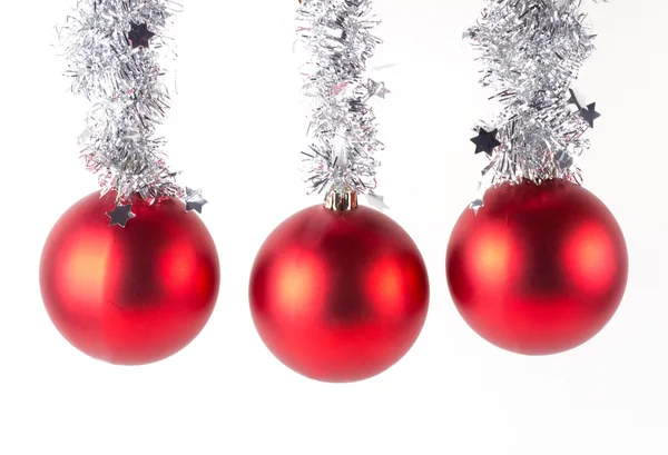Piros karácsonyi labdák fehér — Stock Fotó