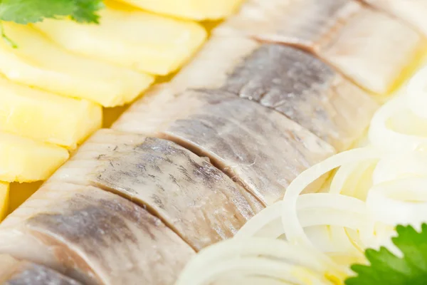 Porción de filetes de pescado de arenque con papa y cebolla — Foto de Stock