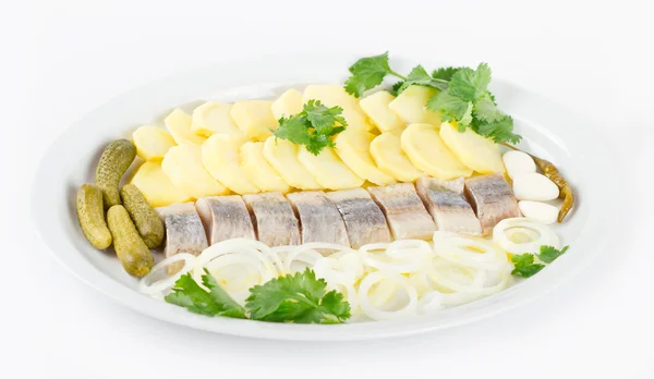 Porção de filetes de peixe de arenque com batata e cebola em uma chapa — Fotografia de Stock