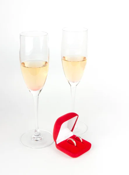 Два бокала шампанского с ювелирной коробкой на белом — стоковое фото
