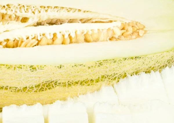 Melão suculento maduro fresco com cortes em branco — Fotografia de Stock