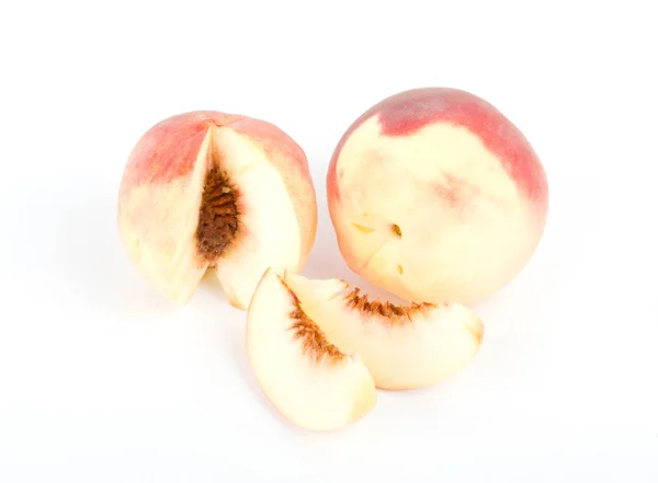 Fruits de pêche frais avec des coupes sur blanc — Photo