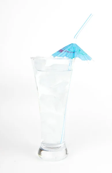 Coquetel de festa: refrigerante e gelo em branco — Fotografia de Stock