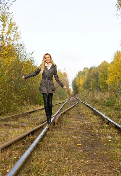 Jeune femme marchant près du chemin de fer — Photo