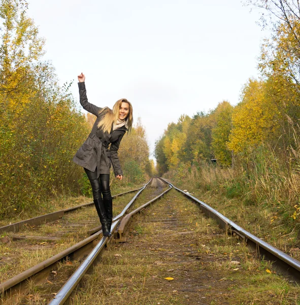 Jeune femme marchant près du chemin de fer — Photo