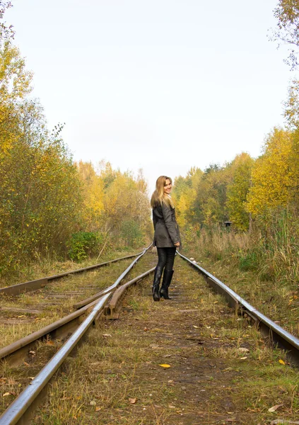 Jovem mulher caminhando perto de ferrovia — Fotografia de Stock