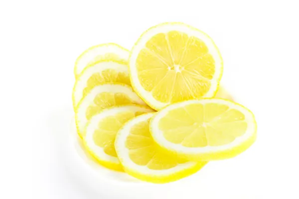 Frische saftige Zitronenscheiben auf weißem Hintergrund — Stockfoto