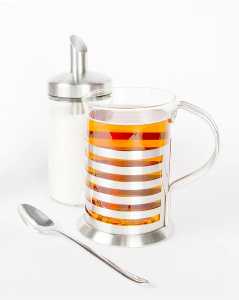 勺子和白色上的糖的茶杯子 — 图库照片
