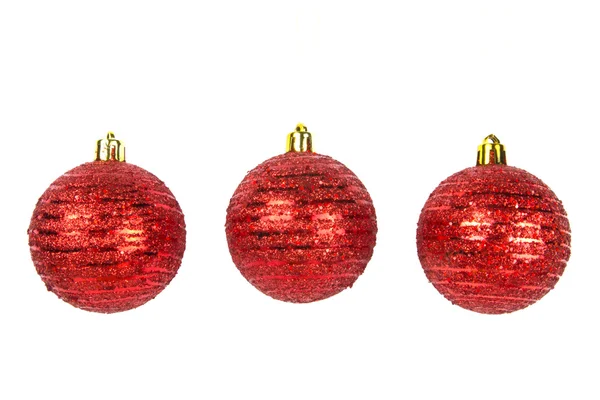 Tři červené vánoční koule na bílém pozadí — Stock fotografie
