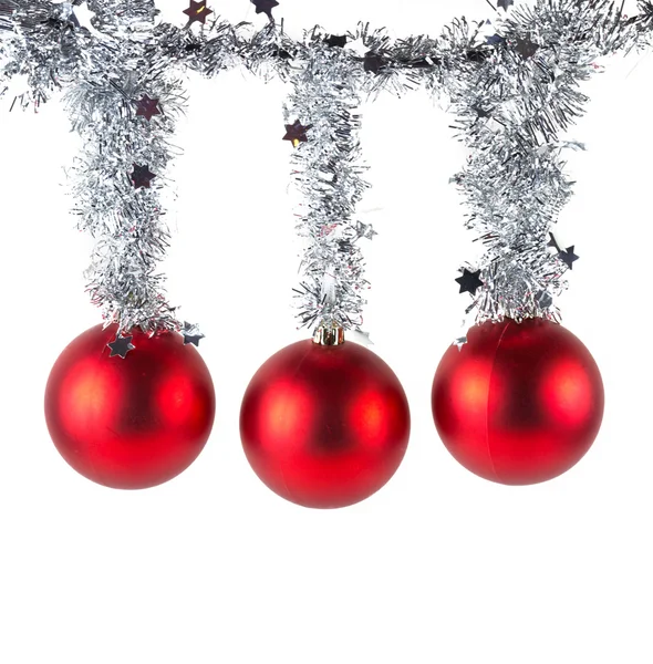 Червоні різдвяні кульки ізольовані на білому — стокове фото