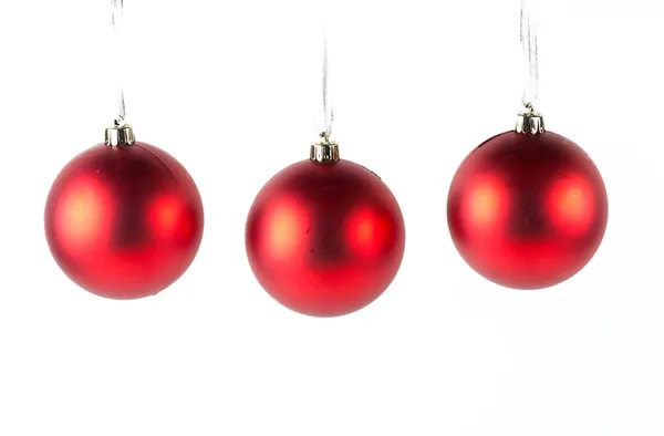 Piros karácsonyi labdák elszigetelt fehér — Stock Fotó