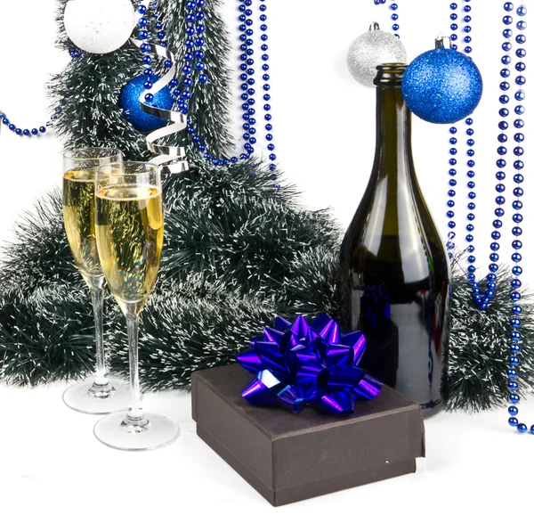 Blue christmas sammansättning med champagne och nuvarande — Stockfoto