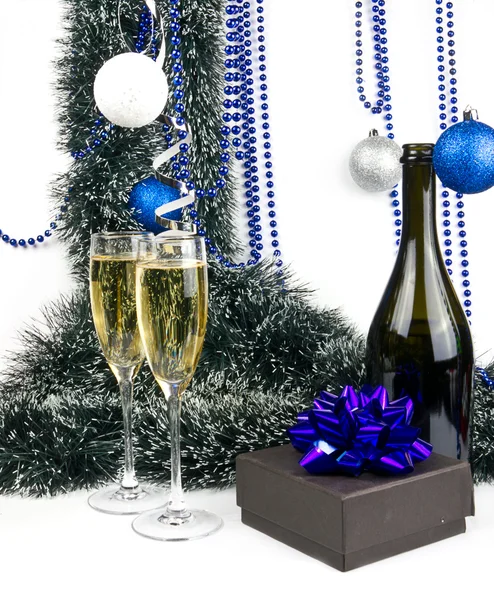 Blue christmas sammansättning med champagne och nuvarande — Stockfoto