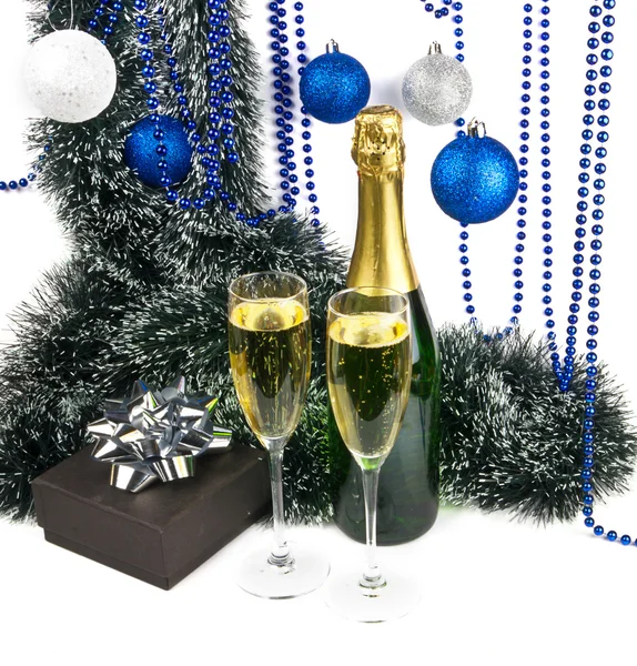 Composición navideña con champán y regalo — Foto de Stock